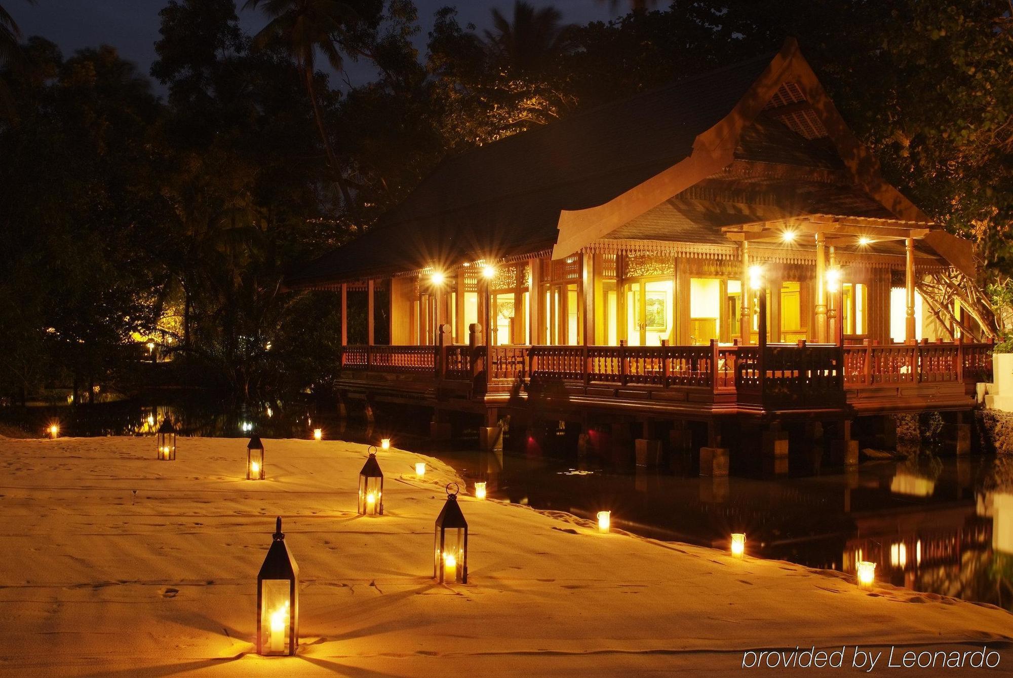 منتجع تانجونج جارا دونجون الغرفة الصورة The resort at night