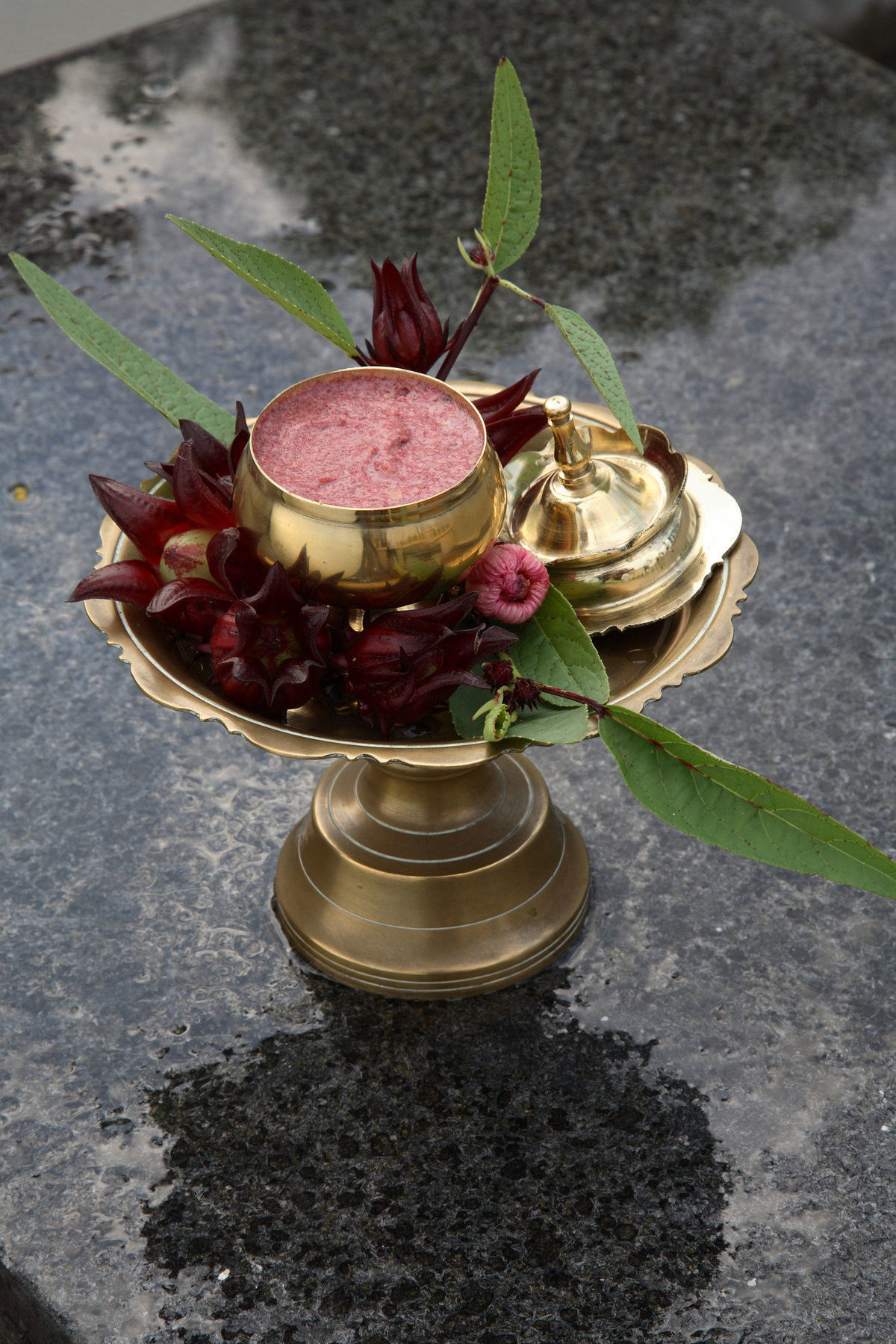 منتجع تانجونج جارا دونجون المظهر الخارجي الصورة A brass thali with a bell, flowers and a pot of halwa
