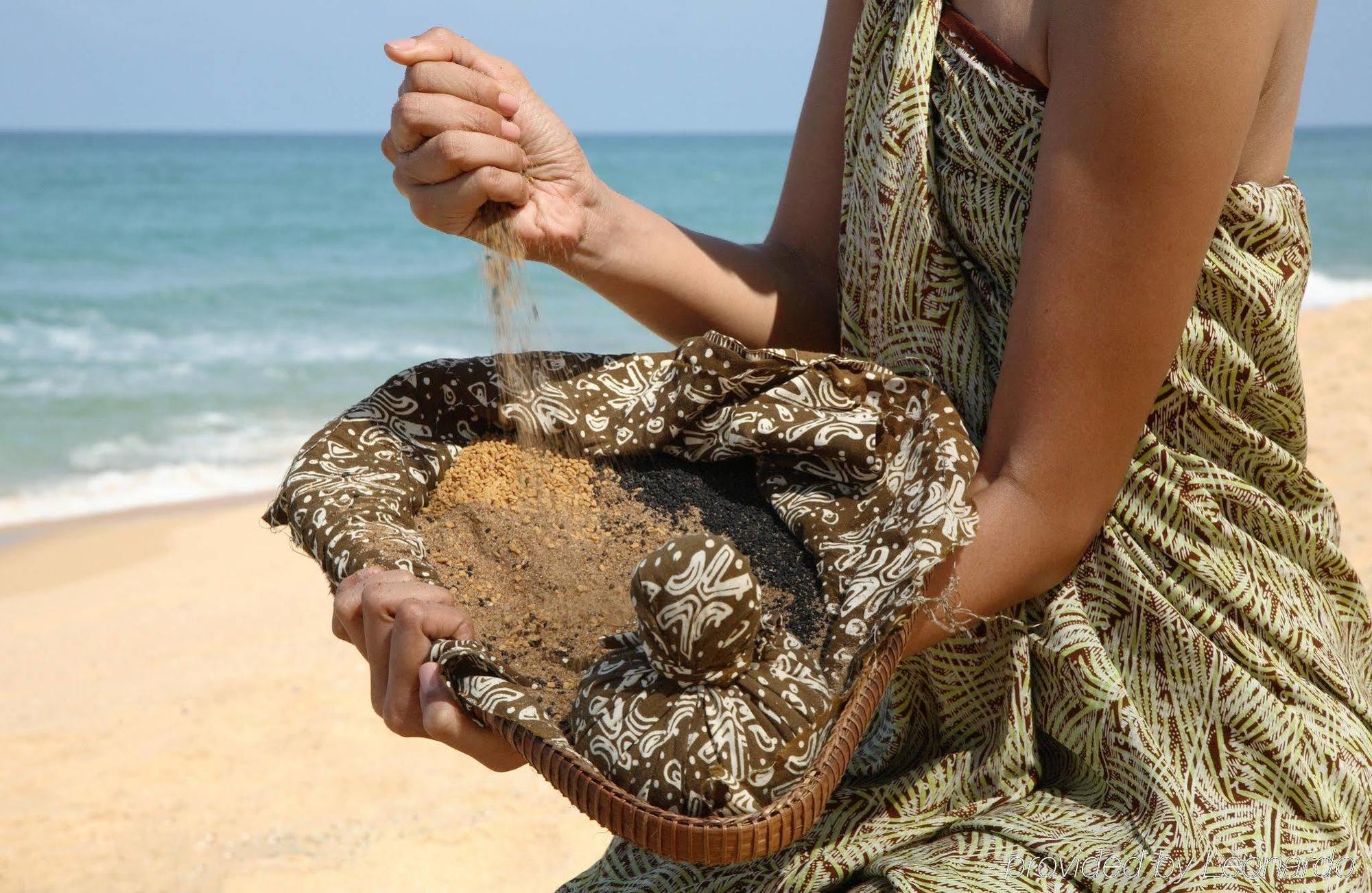 منتجع تانجونج جارا دونجون المظهر الخارجي الصورة A woman sifting through a gold pan